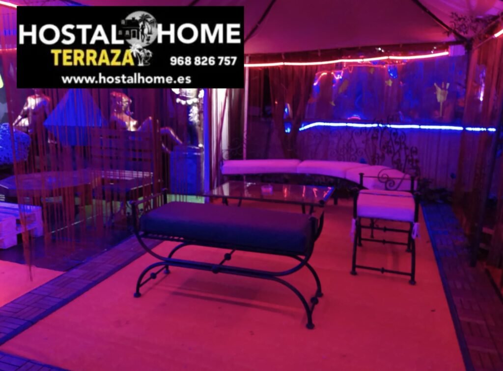 Bienvenido a Hostal Home Terraza de Verano! Este es el lugar donde el lujo se encuentra con la comodidad, y donde cada copa se disfruta al ritmo de la mejor música y en la mejor compañía. En este artículo, te invitamos a descubrir todo lo que nuestro hostal tiene para ofrecerte durante la temporada de verano, creando una experiencia inolvidable que querrás repetir una y otra vez.

Un Paraíso de Elegancia y Confort
Ubicado en un entorno privilegiado, Hostal Home Terraza de Verano se distingue por su elegancia y confort. Cada rincón de nuestro hostal ha sido diseñado pensando en la máxima comodidad de nuestros huéspedes, con una decoración que combina lo moderno con lo acogedor. Aquí, cada detalle cuenta, desde los muebles cuidadosamente seleccionados hasta la iluminación que crea un ambiente cálido y relajante.

Nuestra terraza de verano es el corazón del hostal. Con vistas panorámicas que te dejarán sin aliento, es el lugar perfecto para relajarse después de un día de exploración o de trabajo. La terraza está equipada con cómodos sillones y mesas, creando un espacio ideal para disfrutar de tus copas favoritas mientras te deleitas con la mejor música en vivo o con la selección musical cuidadosamente curada por nuestros DJs.

Disfruta de Tus Copas Favoritas
En Hostal Home Terraza de Verano, sabemos que una buena bebida puede marcar la diferencia en tu experiencia. Por eso, hemos creado una carta de bebidas que incluye una selección de los mejores vinos, cervezas artesanales, cócteles clásicos y creaciones exclusivas de nuestros bartenders. Cada bebida es preparada con ingredientes de la más alta calidad, garantizando un sabor excepcional en cada sorbo.

¿Te apetece un cóctel refrescante para combatir el calor del verano? Nuestro mojito de fresa, preparado con fresas frescas, menta y ron blanco, es una opción perfecta. Si prefieres algo más clásico, nuestro gin tonic, elaborado con ginebras premium y una selección de tónicas artesanales, te encantará. Y para los amantes del vino, nuestra carta incluye una variedad de opciones, desde vinos locales hasta etiquetas internacionales que te sorprenderán.

La Mejor Música en Vivo y DJs
La música es una parte fundamental de la experiencia en Hostal Home Terraza de Verano. Queremos que cada visita sea especial, y por eso ofrecemos una programación musical variada que incluye conciertos en vivo y sesiones de DJs. Nuestra selección musical abarca diferentes géneros, desde jazz y bossa nova hasta música electrónica y pop, asegurando que siempre haya algo que se adapte a tus gustos.

Durante las noches de verano, nuestra terraza se transforma en un escenario vibrante donde artistas locales y nacionales se presentan en vivo. No hay nada como disfrutar de una copa mientras escuchas a tu banda favorita tocar en un ambiente íntimo y exclusivo. Además, nuestros DJs residentes se encargan de mantener el ambiente animado con mezclas que te harán bailar hasta el amanecer.

Un Ambiente Exclusivo para la Mejor Compañía
En Hostal Home Terraza de Verano, creemos que la compañía es tan importante como el lugar. Por eso, nos esforzamos por crear un ambiente donde puedas disfrutar de momentos inolvidables con tus amigos, familiares o pareja. Nuestro personal está siempre dispuesto a ofrecerte el mejor servicio, asegurándose de que tengas todo lo que necesitas para pasar una velada perfecta.

Ya sea que estés celebrando una ocasión especial o simplemente quieras disfrutar de una noche de verano, nuestra terraza es el lugar ideal. Organizamos eventos privados y fiestas temáticas que harán de tu celebración algo único. Imagina una fiesta de cumpleaños con vistas al atardecer, música en vivo y tus copas favoritas servidas por nuestros bartenders expertos. O una cena romántica bajo las estrellas, con una selección de vinos y un menú gourmet diseñado especialmente para la ocasión.

Eventos Especiales y Fiestas Temáticas
Además de nuestra programación regular, en Hostal Home Terraza de Verano ofrecemos una serie de eventos especiales y fiestas temáticas a lo largo de la temporada. Estas fiestas son una excelente oportunidad para disfrutar de una experiencia diferente y conocer a personas nuevas. Desde noches de salsa y bachata hasta fiestas de disfraces y eventos gastronómicos, siempre hay algo emocionante en nuestro calendario.

Nuestras fiestas temáticas están cuidadosamente planificadas para ofrecerte una experiencia única. Por ejemplo, nuestra noche de cine al aire libre es una de las favoritas, donde proyectamos películas clásicas y modernas en una pantalla gigante mientras disfrutas de palomitas y cócteles. También organizamos degustaciones de vino y talleres de mixología, donde puedes aprender a preparar tus propios cócteles con la guía de nuestros expertos.

El Destino Perfecto para tus Vacaciones de Verano
Hostal Home Terraza de Verano no solo es un lugar para disfrutar de una buena copa y música, sino también el destino perfecto para tus vacaciones de verano. Nuestra ubicación privilegiada te permite acceder fácilmente a las principales atracciones de la zona, desde playas paradisíacas hasta rutas de senderismo y sitios culturales de interés. Además, ofrecemos una variedad de paquetes y promociones que incluyen alojamiento, desayunos, y actividades para que tu estancia sea aún más especial.

Nuestras habitaciones están equipadas con todas las comodidades que necesitas para una estancia relajante, desde camas confortables hasta conexión Wi-Fi gratuita y aire acondicionado. También contamos con servicios adicionales como masajes y tratamientos de spa, excursiones organizadas y alquiler de bicicletas, para que puedas explorar los alrededores a tu propio ritmo.

Reserva tu Estancia y Vive la Experiencia Hostal Home Terraza de Verano
¿Estás listo para vivir la experiencia Hostal Home Terraza de Verano? Te invitamos a reservar tu estancia y descubrir por ti mismo todo lo que tenemos para ofrecerte. Visita nuestra página web para conocer más sobre nuestras habitaciones, servicios y eventos, y aprovecha nuestras ofertas exclusivas para reservar tu próxima escapada de verano.

No pierdas la oportunidad de disfrutar de una experiencia única en un entorno de lujo y comodidad. Ya sea que vengas solo, en pareja o con amigos, en Hostal Home Terraza de Verano te garantizamos momentos inolvidables y una estancia que querrás repetir. ¡Te esperamos!

En resumen, Hostal Home Terraza de Verano es más que un lugar para alojarse; es un destino donde la elegancia, el confort y el placer se unen para crear experiencias memorables. Desde la selección de bebidas hasta la música en vivo, cada detalle está pensado para ofrecerte lo mejor. Ven y descubre por qué somos el lugar preferido de quienes buscan disfrutar del verano de una manera especial. ¡Te esperamos con los brazos abiertos!